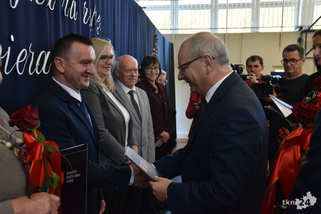 Gmina Końskie doceniła zasłużonych nauczycieli z okazji Dnia Edukacji Narodowej [wideo, zdjęcia]