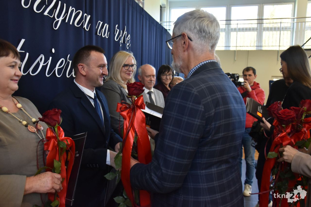 Gmina Końskie doceniła zasłużonych nauczycieli z okazji Dnia Edukacji Narodowej [wideo, zdjęcia]