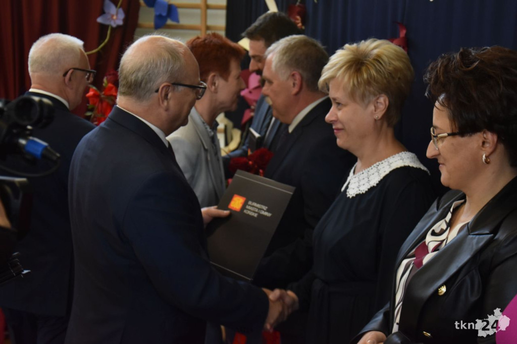 Gmina Końskie doceniła zasłużonych nauczycieli z okazji Dnia Edukacji Narodowej [wideo, zdjęcia]