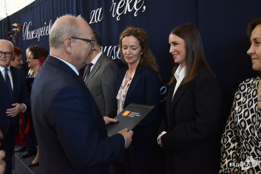 Gmina Końskie doceniła zasłużonych nauczycieli z okazji Dnia Edukacji Narodowej [wideo, zdjęcia]