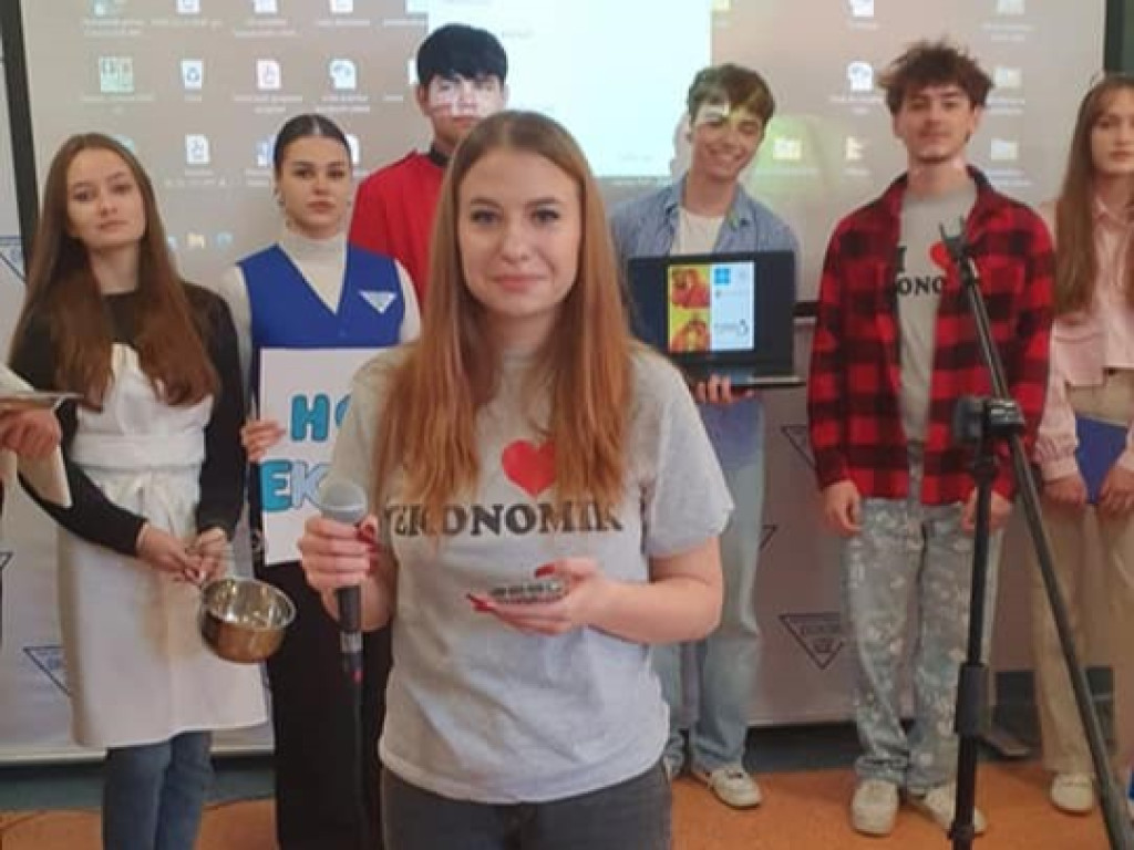 Uczniowie koneckiego Ekonomika upamiętnili swojego patrona poprzez `Piknik z Grabskim` [zdjęcia]
