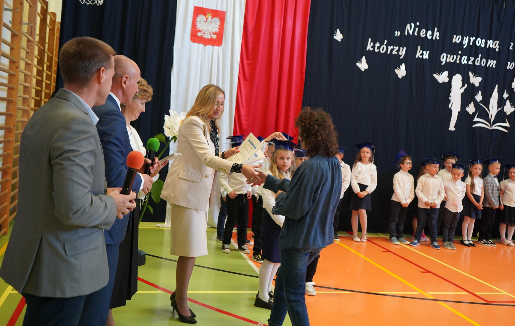 W Gowarczowie świętowali nauczyciele i pierwszoklasiści [zdjęcia]