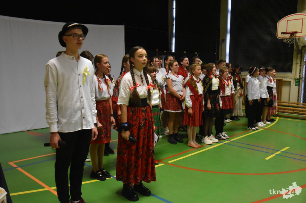 Uczniowie ZPO w Rogowie upamiętnili papieża Jana Pawła II [wideo, zdjęcia]