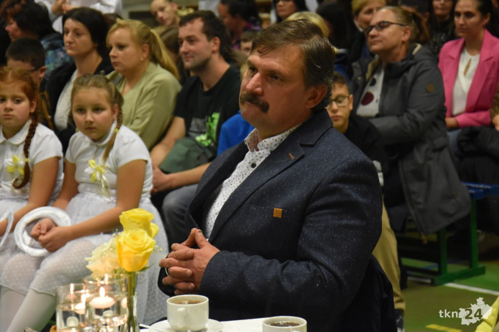 Uczniowie ZPO w Rogowie upamiętnili papieża Jana Pawła II [wideo, zdjęcia]