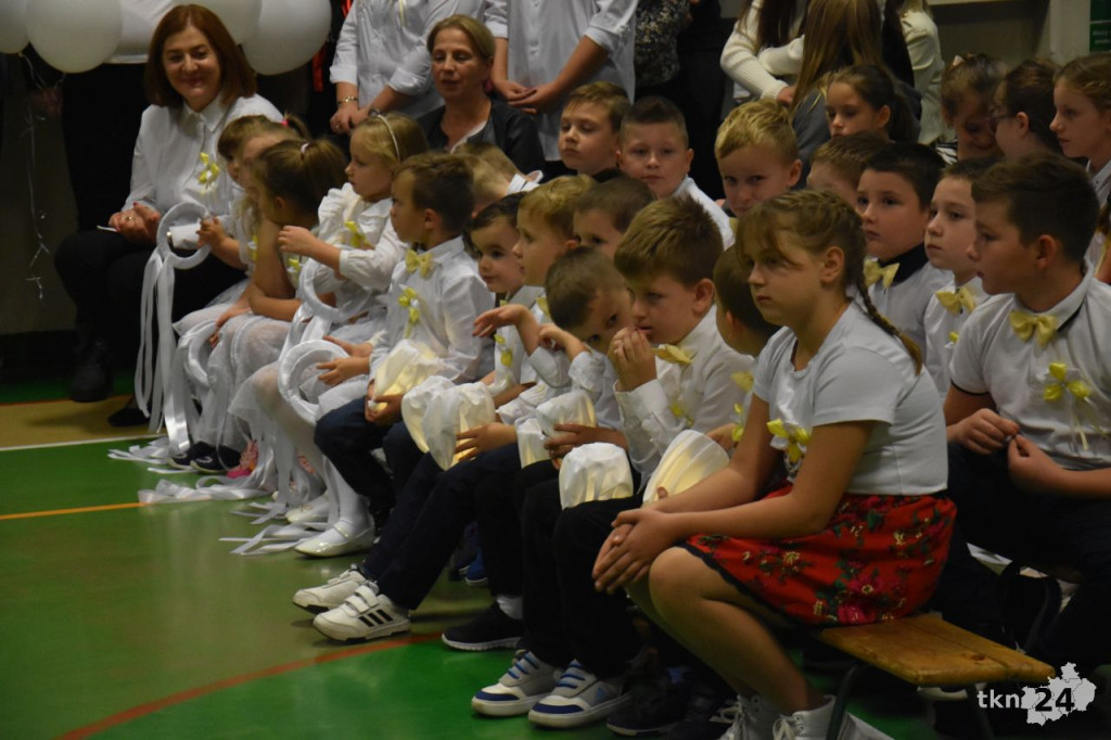 Uczniowie ZPO w Rogowie upamiętnili papieża Jana Pawła II [wideo, zdjęcia]