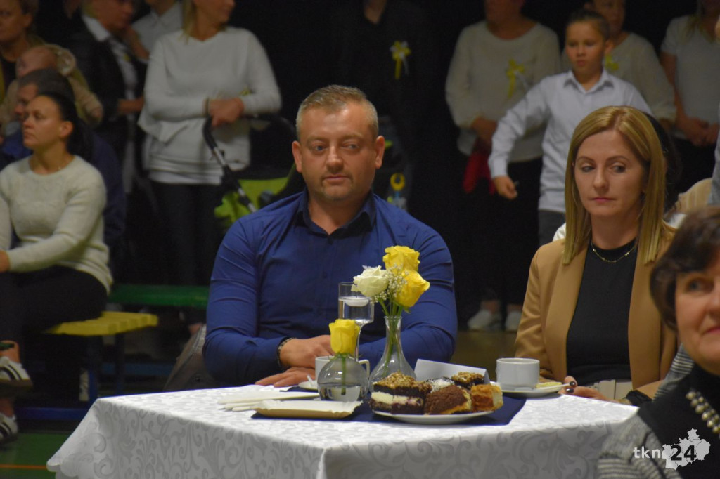 Uczniowie ZPO w Rogowie upamiętnili papieża Jana Pawła II [wideo, zdjęcia]