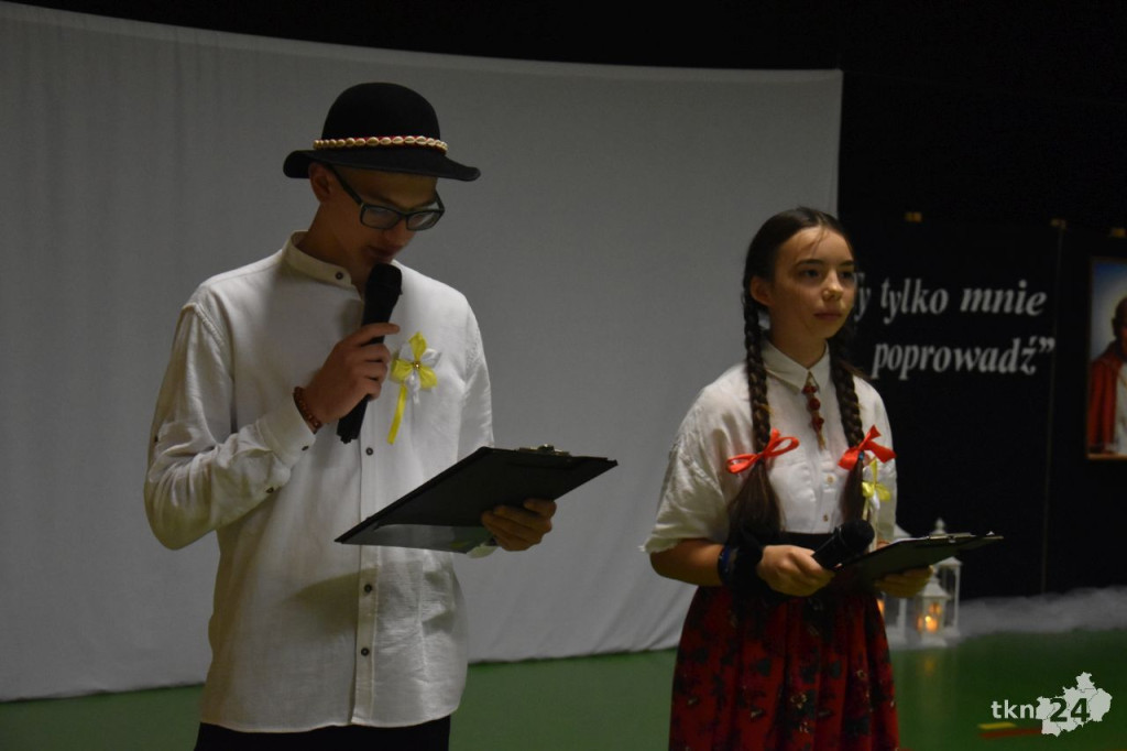 Uczniowie ZPO w Rogowie upamiętnili papieża Jana Pawła II [wideo, zdjęcia]