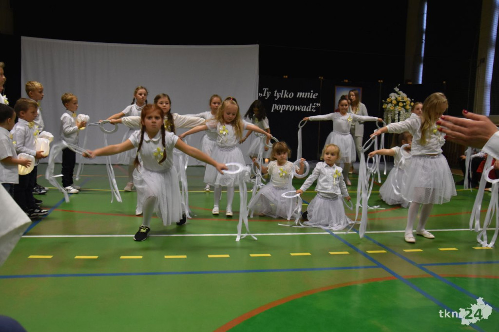 Uczniowie ZPO w Rogowie upamiętnili papieża Jana Pawła II [wideo, zdjęcia]