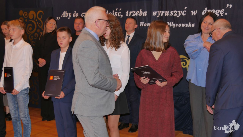 Oto najlepsi uczniowie gminy Końskie. Właśnie otrzymali stypendia [wideo, zdjęcia]