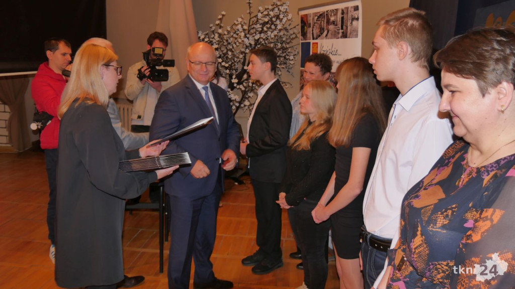 Oto najlepsi uczniowie gminy Końskie. Właśnie otrzymali stypendia [wideo, zdjęcia]