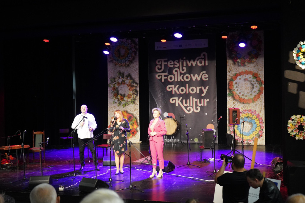 Seniorzy z Gowarczowa na Festiwalu Folkowe Kolory Kultur [zdjęcia]