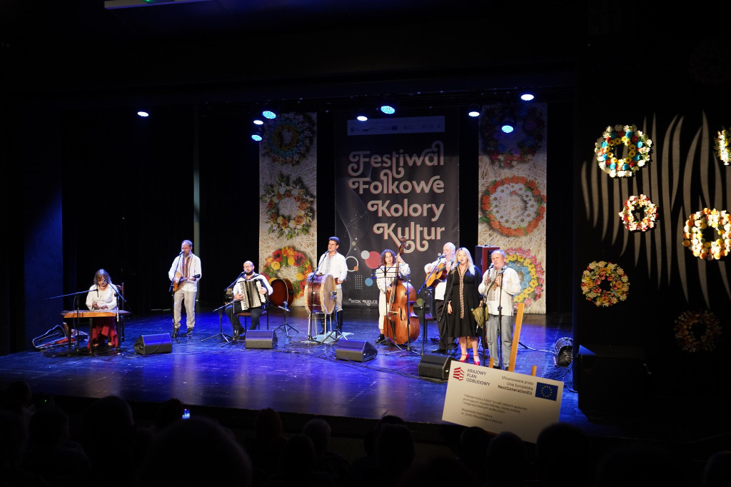 Seniorzy z Gowarczowa na Festiwalu Folkowe Kolory Kultur [zdjęcia]