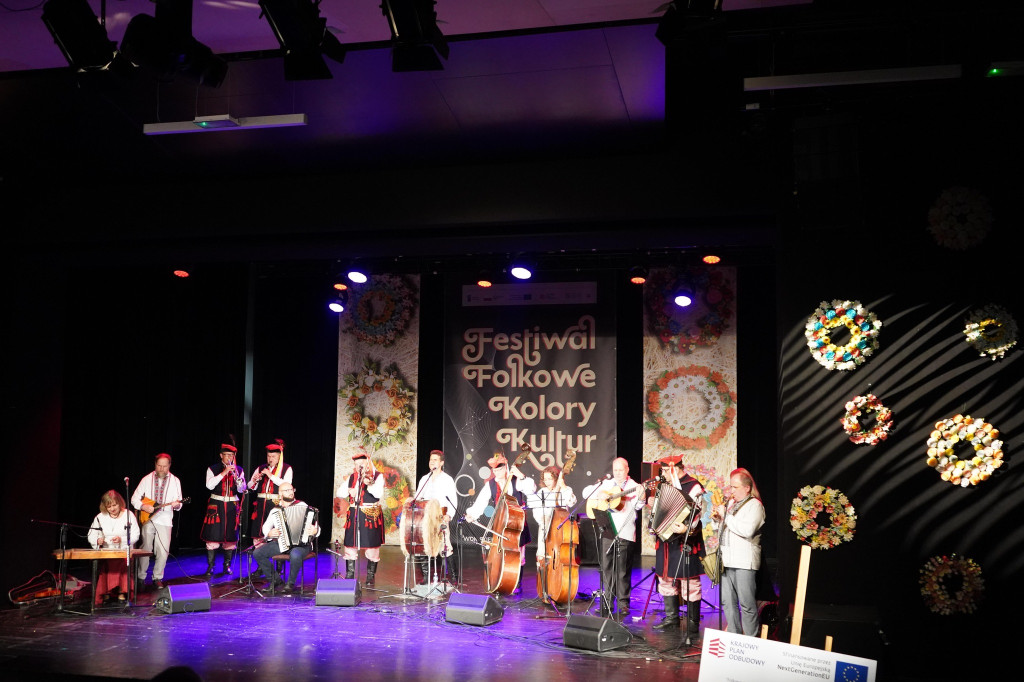 Seniorzy z Gowarczowa na Festiwalu Folkowe Kolory Kultur [zdjęcia]