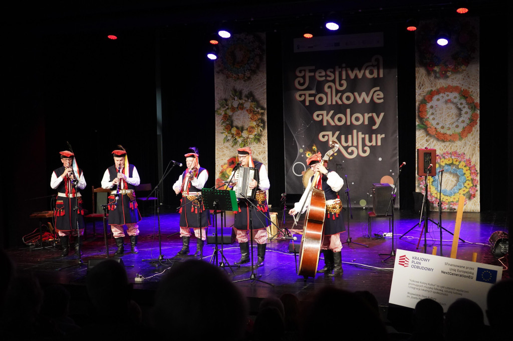 Seniorzy z Gowarczowa na Festiwalu Folkowe Kolory Kultur [zdjęcia]