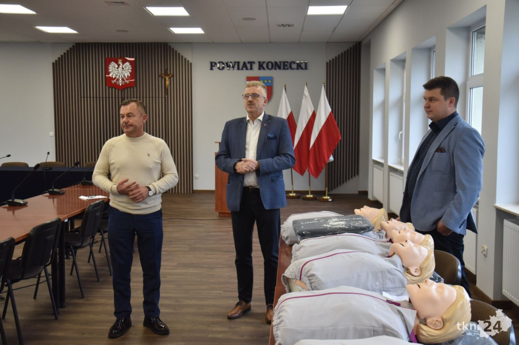Compensa TU S.A. VIG Biuro Partnerskie w Końskich przekazało szkołom fantomy szkoleniowe [zdjęcia]
