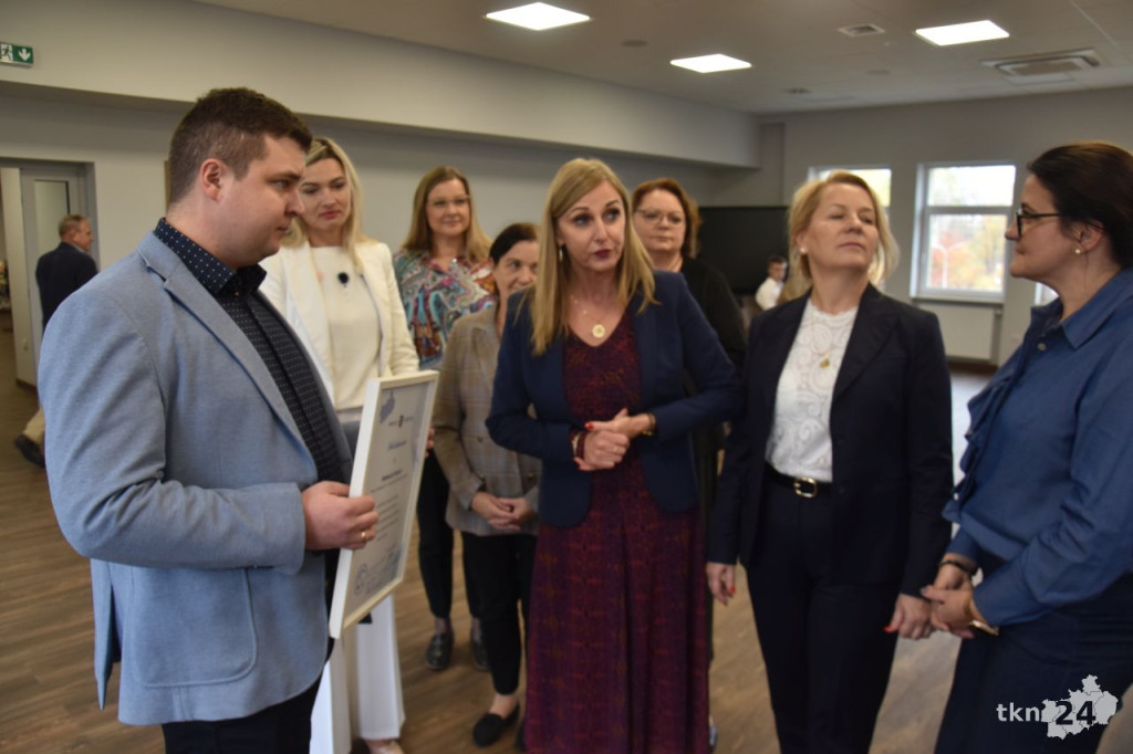 Compensa TU S.A. VIG Biuro Partnerskie w Końskich przekazało szkołom fantomy szkoleniowe [zdjęcia]
