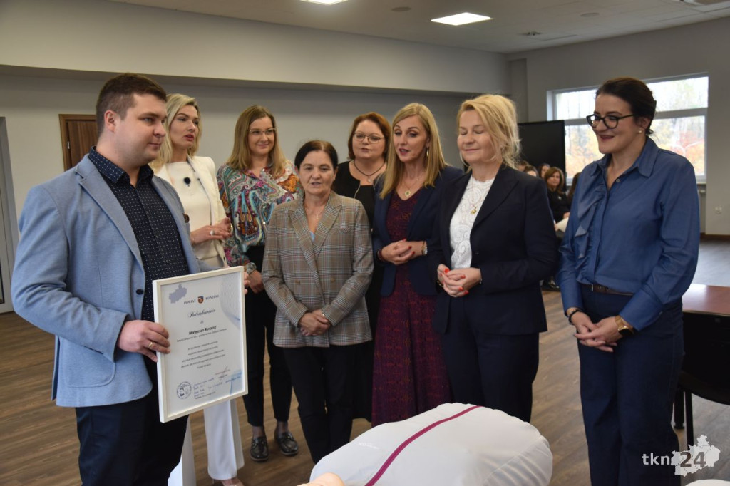 Compensa TU S.A. VIG Biuro Partnerskie w Końskich przekazało szkołom fantomy szkoleniowe [zdjęcia]