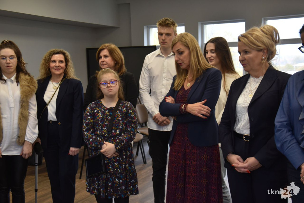 Compensa TU S.A. VIG Biuro Partnerskie w Końskich przekazało szkołom fantomy szkoleniowe [zdjęcia]