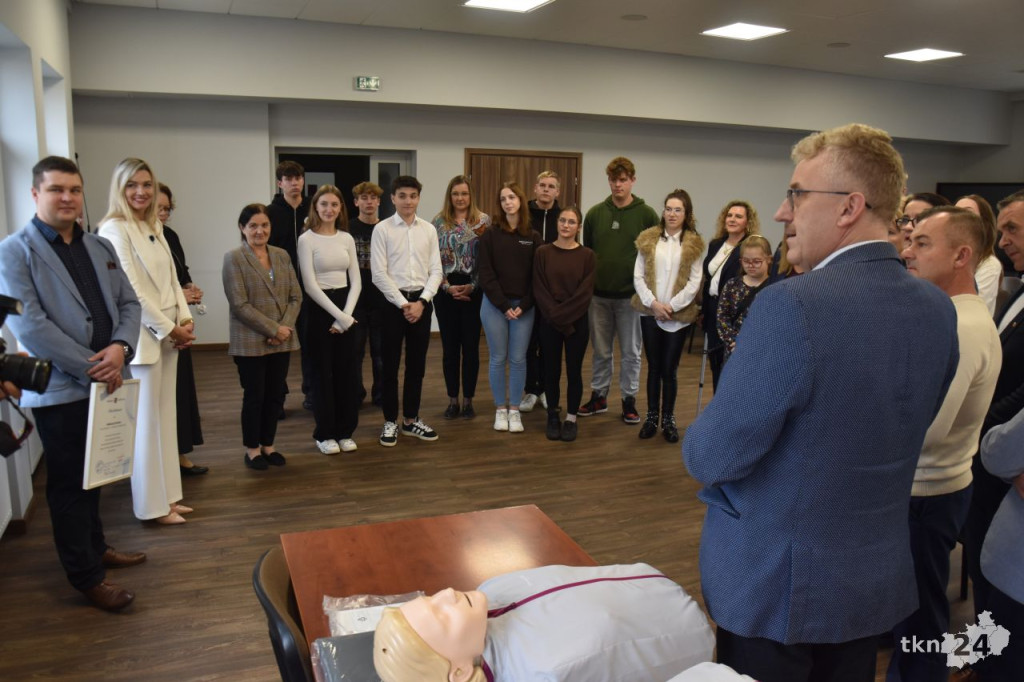 Compensa TU S.A. VIG Biuro Partnerskie w Końskich przekazało szkołom fantomy szkoleniowe [zdjęcia]
