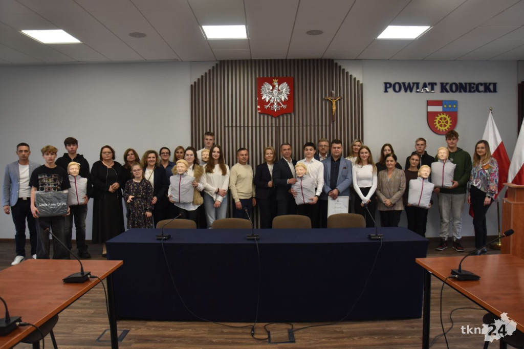 Compensa TU S.A. VIG Biuro Partnerskie w Końskich przekazało szkołom fantomy szkoleniowe [zdjęcia]