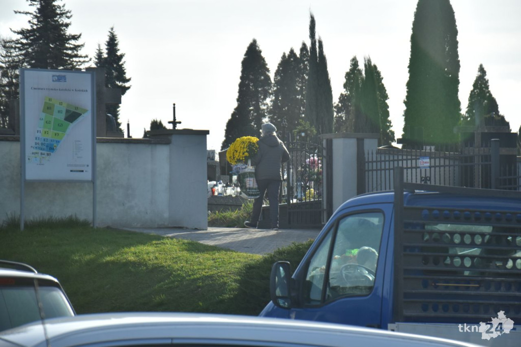 Coraz więcej ludzi przed Wszystkimi Świętymi na koneckim cmentarzu [zdjęcia]