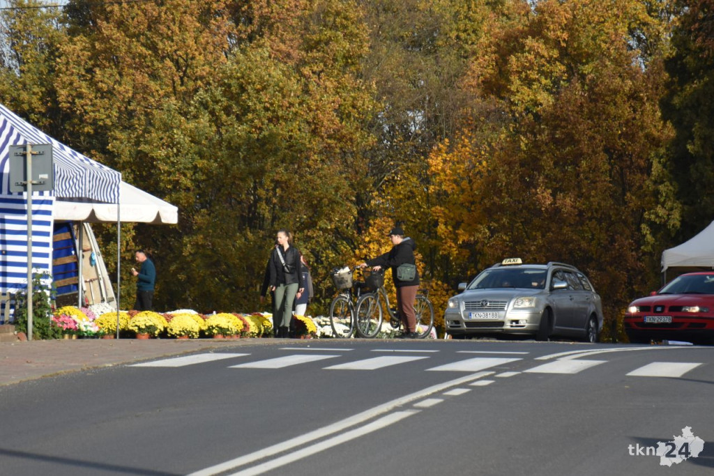 Coraz więcej ludzi przed Wszystkimi Świętymi na koneckim cmentarzu [zdjęcia]