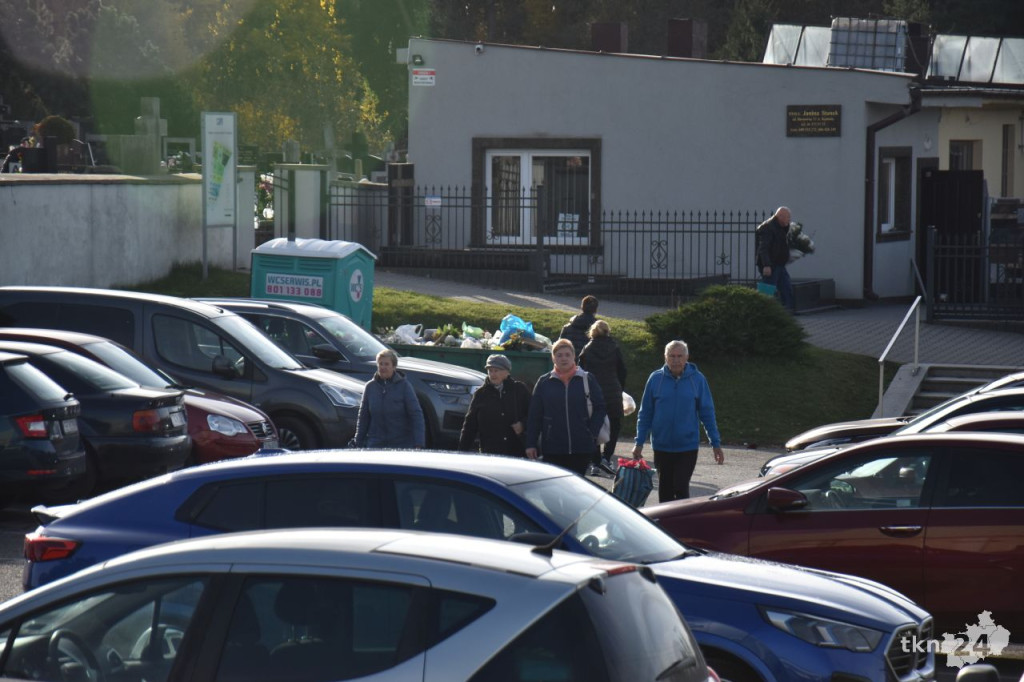 Coraz więcej ludzi przed Wszystkimi Świętymi na koneckim cmentarzu [zdjęcia]