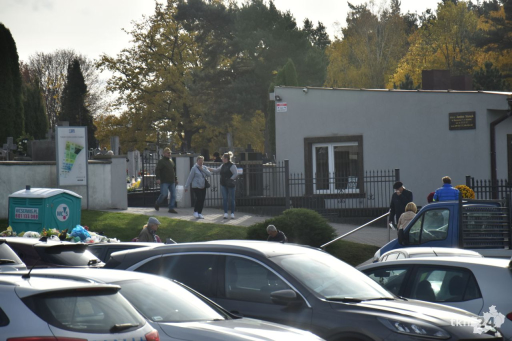 Coraz więcej ludzi przed Wszystkimi Świętymi na koneckim cmentarzu [zdjęcia]