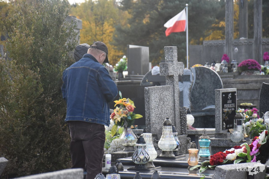 Coraz więcej ludzi przed Wszystkimi Świętymi na koneckim cmentarzu [zdjęcia]