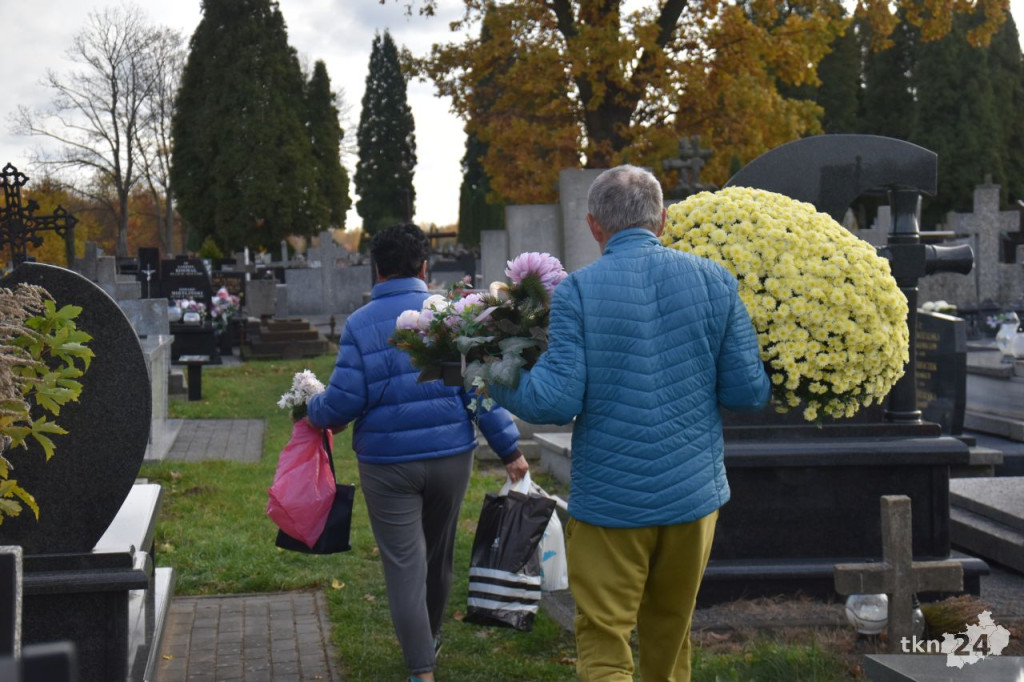 Coraz więcej ludzi przed Wszystkimi Świętymi na koneckim cmentarzu [zdjęcia]