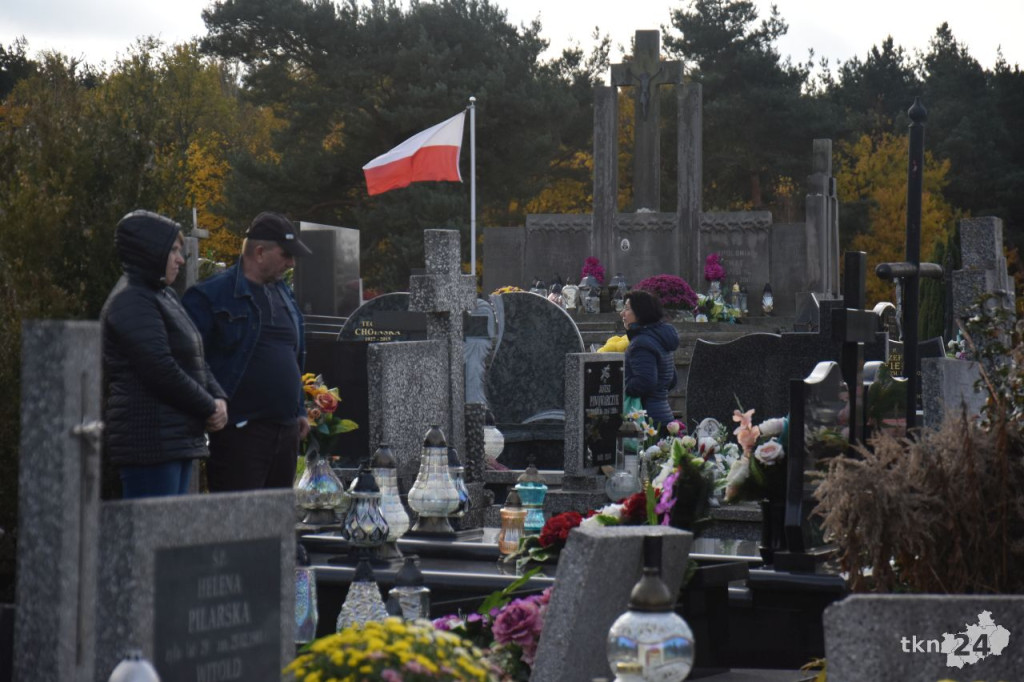 Coraz więcej ludzi przed Wszystkimi Świętymi na koneckim cmentarzu [zdjęcia]