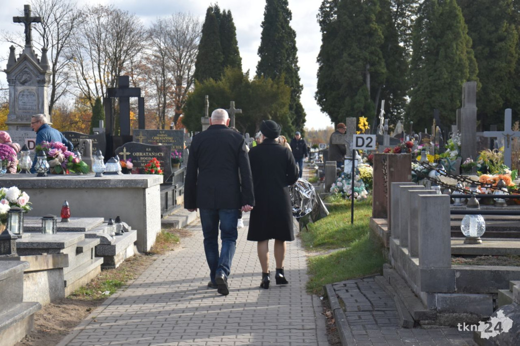 Coraz więcej ludzi przed Wszystkimi Świętymi na koneckim cmentarzu [zdjęcia]