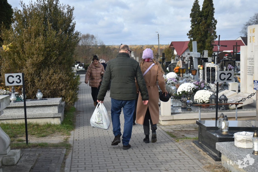 Coraz więcej ludzi przed Wszystkimi Świętymi na koneckim cmentarzu [zdjęcia]