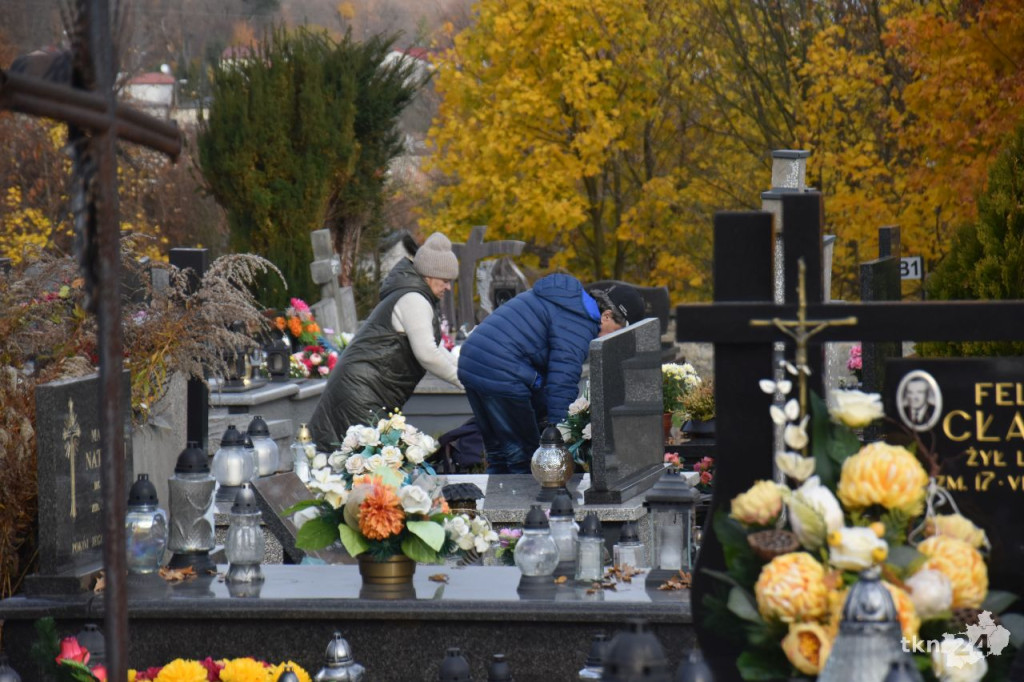 Coraz więcej ludzi przed Wszystkimi Świętymi na koneckim cmentarzu [zdjęcia]