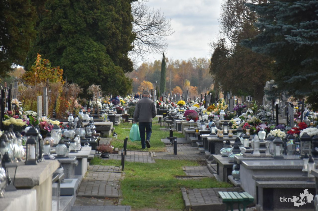 Coraz więcej ludzi przed Wszystkimi Świętymi na koneckim cmentarzu [zdjęcia]