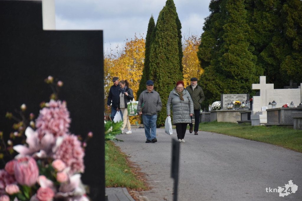 Coraz więcej ludzi przed Wszystkimi Świętymi na koneckim cmentarzu [zdjęcia]