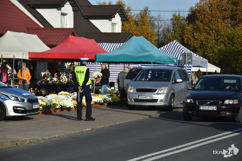 Policjanci prowadzili akcję profilaktyczną przy koneckim cmentarzu [wideo, zdjęcia]