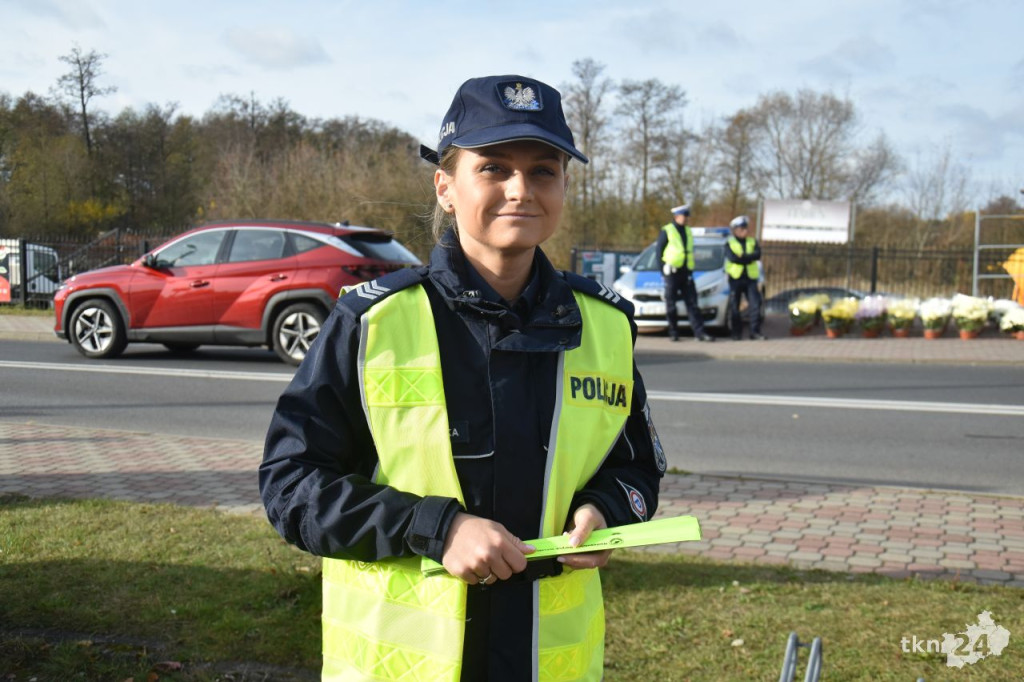 Policjanci prowadzili akcję profilaktyczną przy koneckim cmentarzu [wideo, zdjęcia]