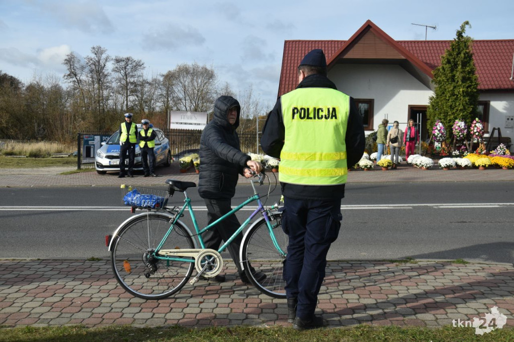 Policjanci prowadzili akcję profilaktyczną przy koneckim cmentarzu [wideo, zdjęcia]