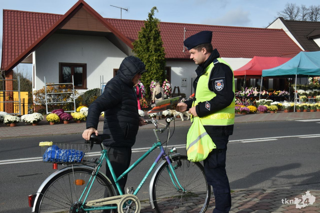 Policjanci prowadzili akcję profilaktyczną przy koneckim cmentarzu [wideo, zdjęcia]