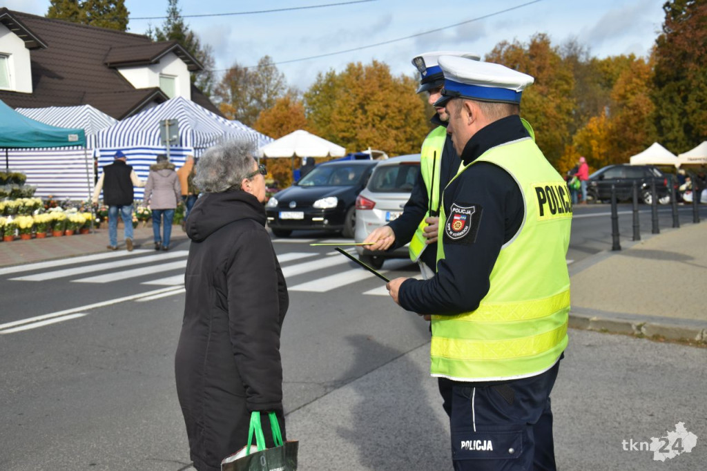 Policjanci prowadzili akcję profilaktyczną przy koneckim cmentarzu [wideo, zdjęcia]