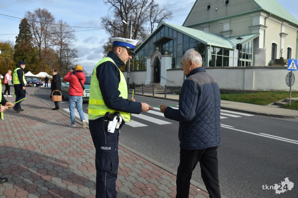 Policjanci prowadzili akcję profilaktyczną przy koneckim cmentarzu [wideo, zdjęcia]