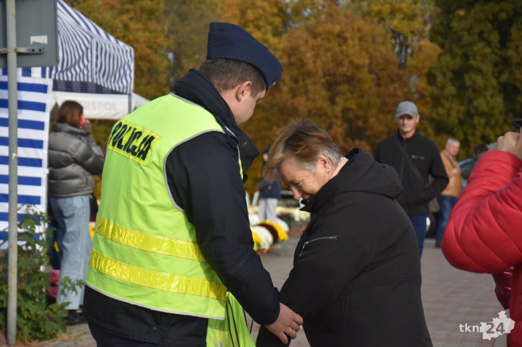 Policjanci prowadzili akcję profilaktyczną przy koneckim cmentarzu [wideo, zdjęcia]