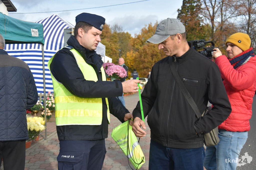 Policjanci prowadzili akcję profilaktyczną przy koneckim cmentarzu [wideo, zdjęcia]