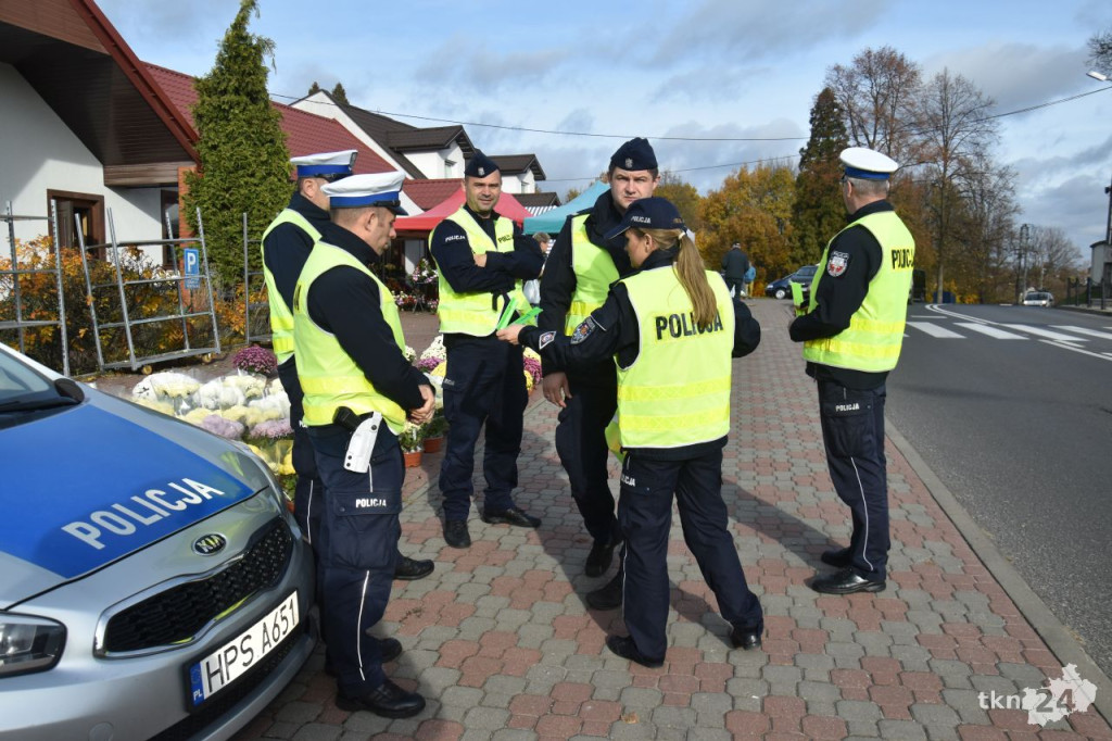 Policjanci prowadzili akcję profilaktyczną przy koneckim cmentarzu [wideo, zdjęcia]