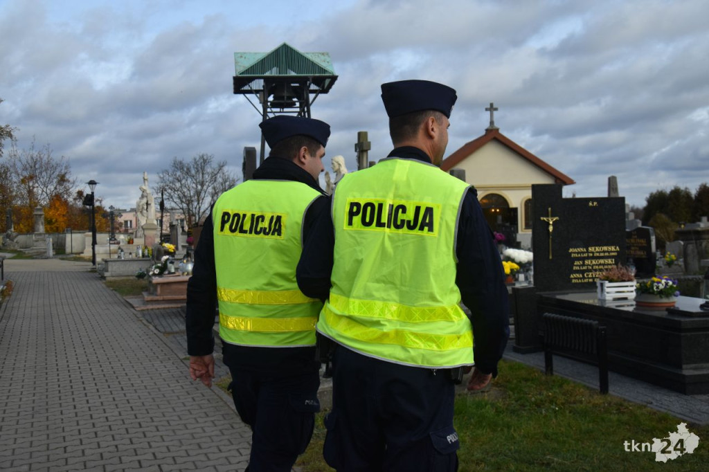Policjanci prowadzili akcję profilaktyczną przy koneckim cmentarzu [wideo, zdjęcia]