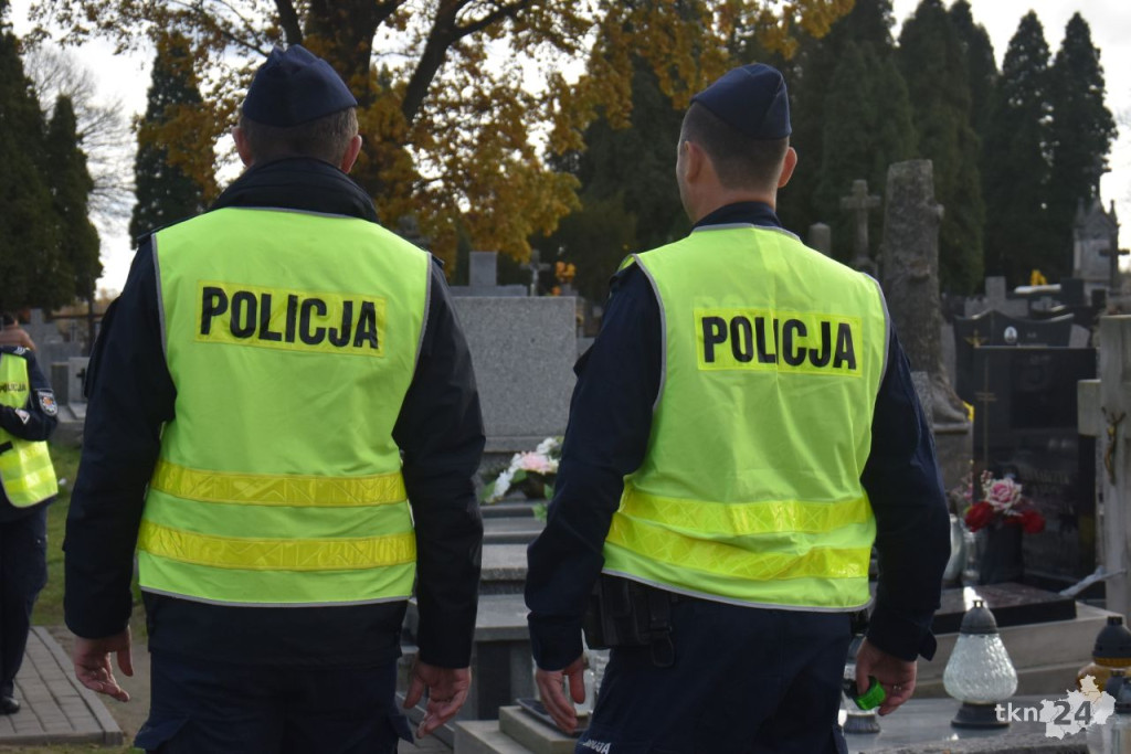 Policjanci prowadzili akcję profilaktyczną przy koneckim cmentarzu [wideo, zdjęcia]