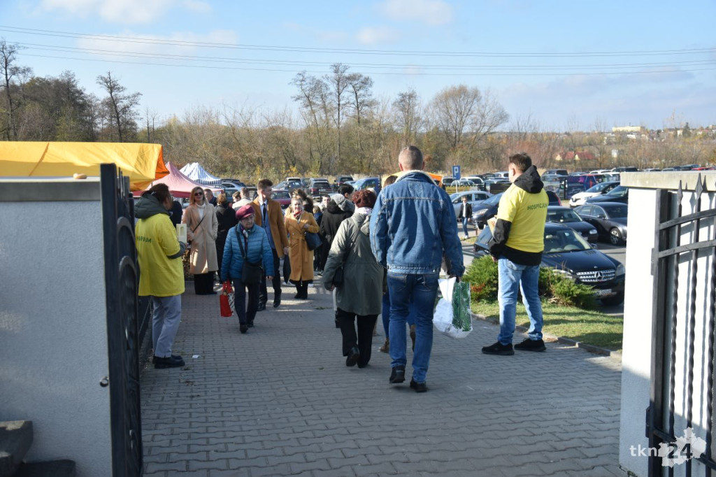Trwają kwesty przy cmentarzach z okazji Wszystkich Świętych [wideo, zdjęcia]