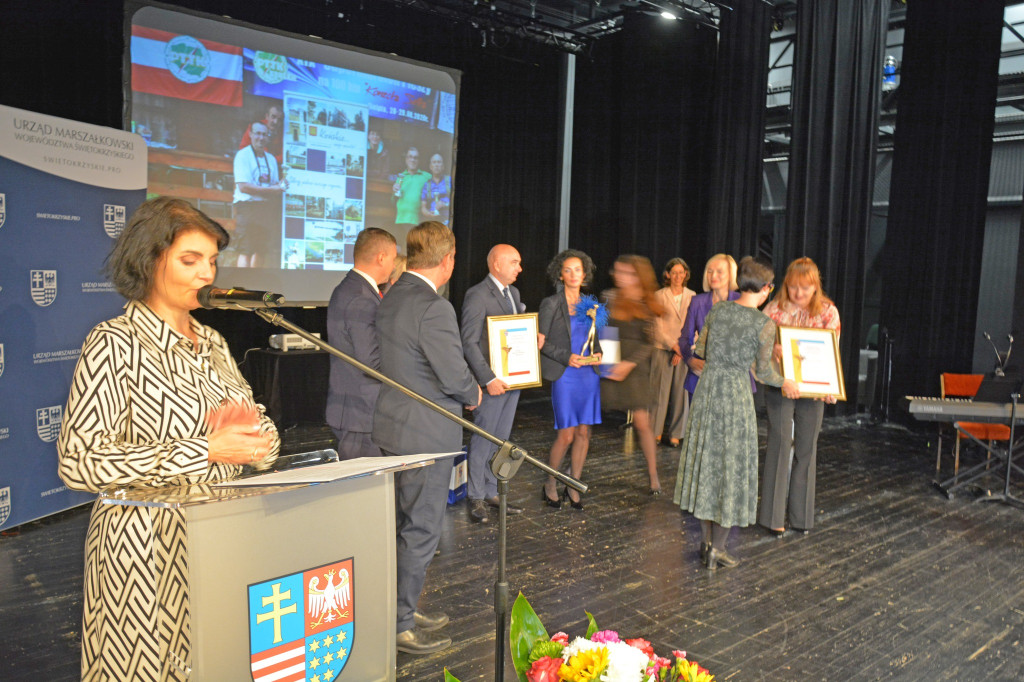 Magdalena Weber z Końskich nagrodzona statuetką `Wędrowiec Świętokrzyski` [zdjęcia]