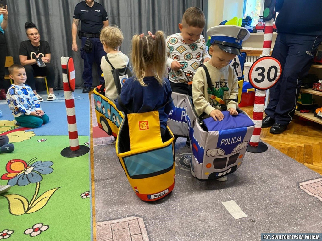 Dzieciństwo bez przemocy. Policjanci włączyli się do ogólnopolskiej kampanii [zdjęcia]